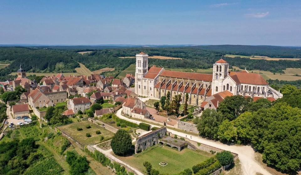 Deze basiliek op een heuveltop is een van de indrukwekkendste Romaanse monumenten van Frankrijk – en een van de startpunten van de pelgrimsroutes naar Santiago de Compostela.