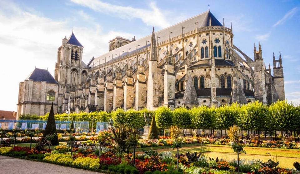 Deze in de UNESCO-lijst opgenomen kathedraal heeft een architectuur die uniek is in Frankrijk – en het is maar 2 uur van Parijs.