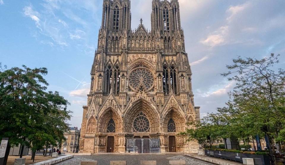 In de buurt van Parijs is deze gotische kathedraal een van de meest emblematische monumenten van Frankrijk – de koningen van Frankrijk werden hier bijna 800 jaar lang gekroond.