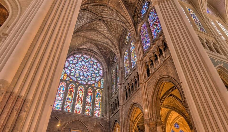 Diese asymmetrische Kathedrale weniger als eine Stunde von Paris entfernt beherbergt ein 800 Jahre altes mittelalterliches Labyrinth
