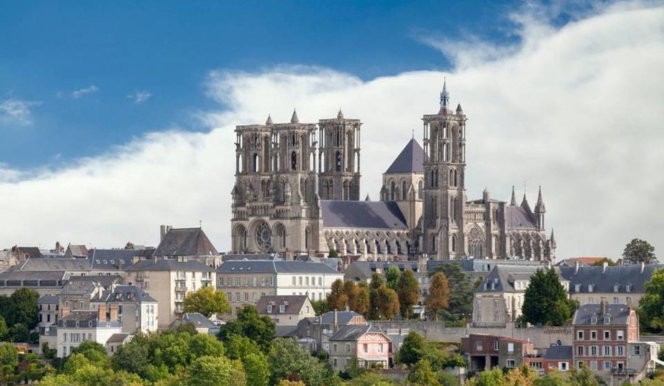Diese auf einem Hügel gelegene Kathedrale ist ein wahres Meisterwerk der gotischen Kunst – sie ist in 1,5 Stunden von Paris aus erreichbar.