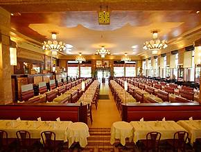 Op ongeveer 2 uur van Parijs ligt deze legendarische Art Deco brasserie, tweehonderd jaar oud en de grootste van Frankrijk: zijn reusachtige zuurkool heeft Émile Zola, Édith Piaf en vele anderen verleid…