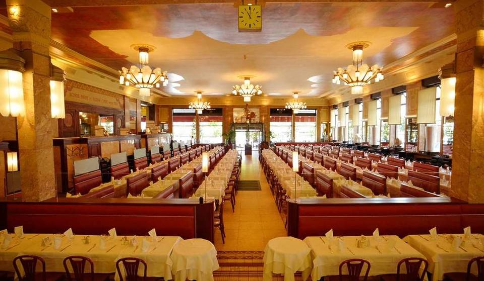 Just 2 hours from Paris, this mythical Art Deco brasserie is two hundred years old and the largest in France: its gargantuan sauerkraut seduced Émile Zola, Édith Piaf and many others…