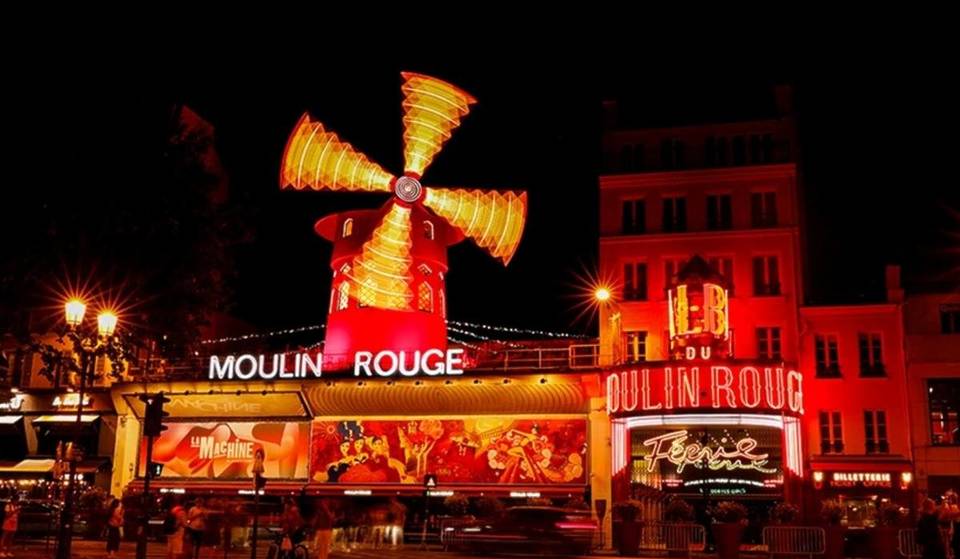 A grand dinner and show at the Moulin Rouge to enjoy on Valentine’s Day