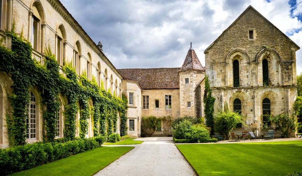 Questa abbazia medievale, patrimonio dell’UNESCO, è una delle meglio conservate d’Europa e si trova a meno di 3 ore da Parigi.