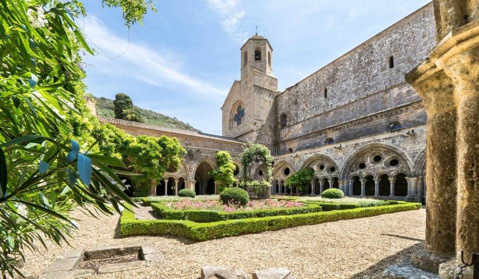 Deze cisterciënzerabdij, omgeven door wijngaarden, is een van de mooiste schatten van Frankrijk en ligt op slechts een paar uur rijden van Parijs.