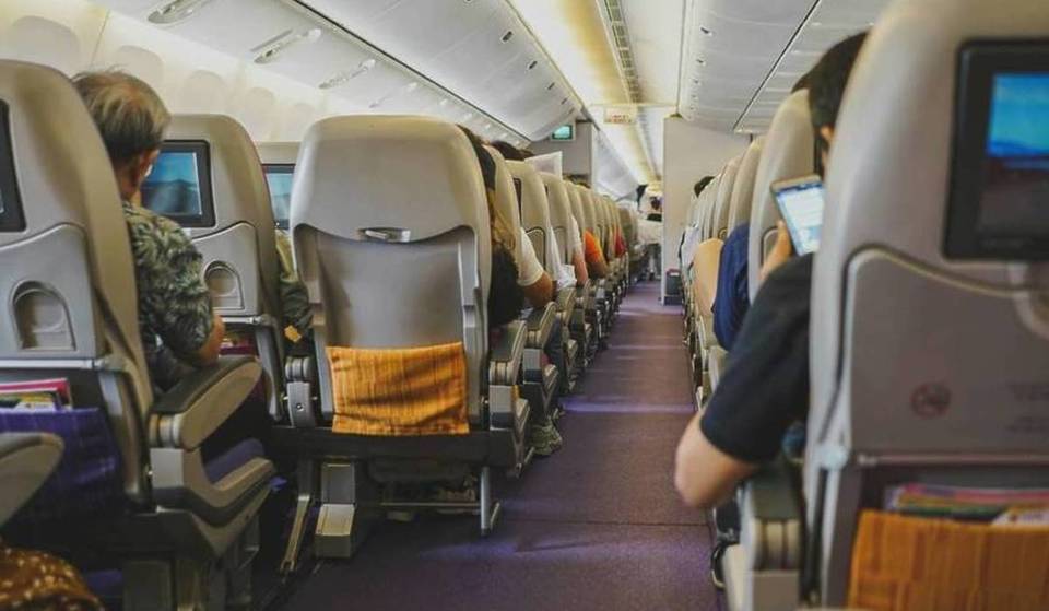 Lo usi ogni volta che viaggi: questo oggetto è ora vietato durante tutto il volo da molte compagnie aeree!