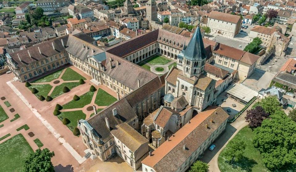 Deze gigantische abdij was in de middeleeuwen de grootste kerk van Europa en is met de trein vanuit Parijs in anderhalf uur te bereiken.