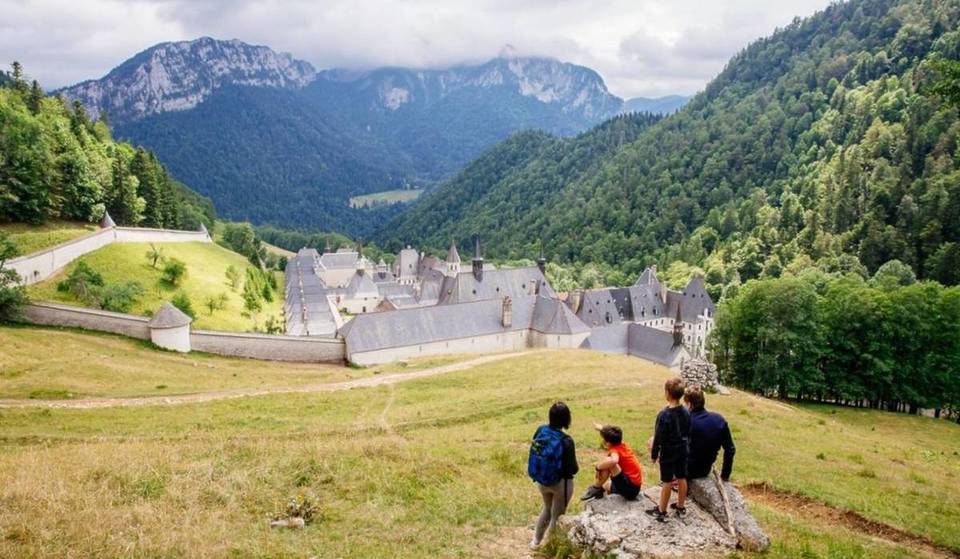 Dit afgelegen klooster, hoog in de bergen, intrigeert al bijna 1000 jaar – het ligt op een paar uur rijden van Parijs.