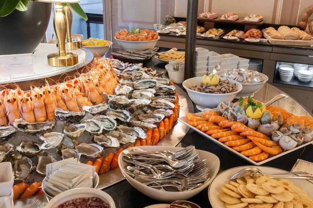 fruits de mer huitres crevettes sushis à volonté brunch Café de la Paix