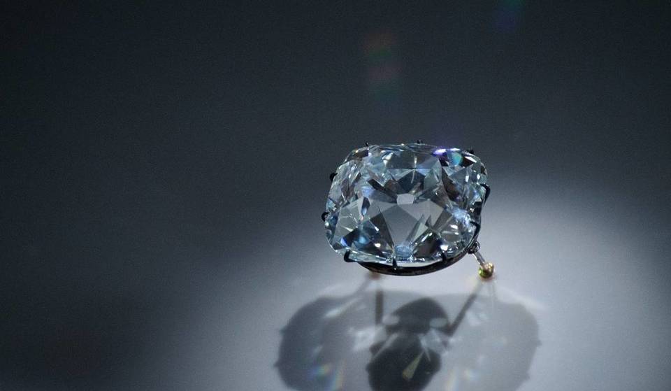Deze legendarische diamant, de puurste en mooiste ter wereld, heeft de Franse Revolutie meegemaakt en de koningen van Frankrijk gekroond. Tegenwoordig wordt hij bewaard in het Louvre.