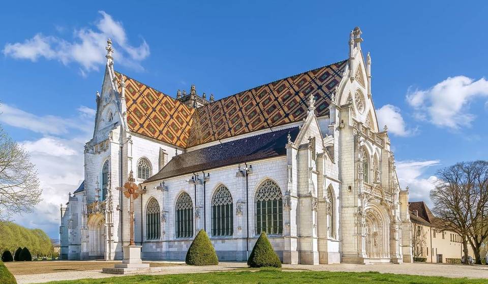 Dieses königliche Kloster, nur 2 Stunden von Paris entfernt, ist ein echtes Juwel der Spätgotik – sein buntes Dach erinnert an die Hospices de Beaune.