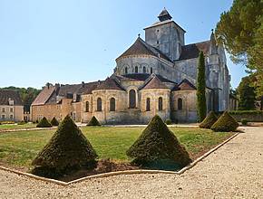Diese Abtei im romanischen Stil wurde vor fast 1000 Jahren gebaut und ist nur 3 Stunden von Paris entfernt.