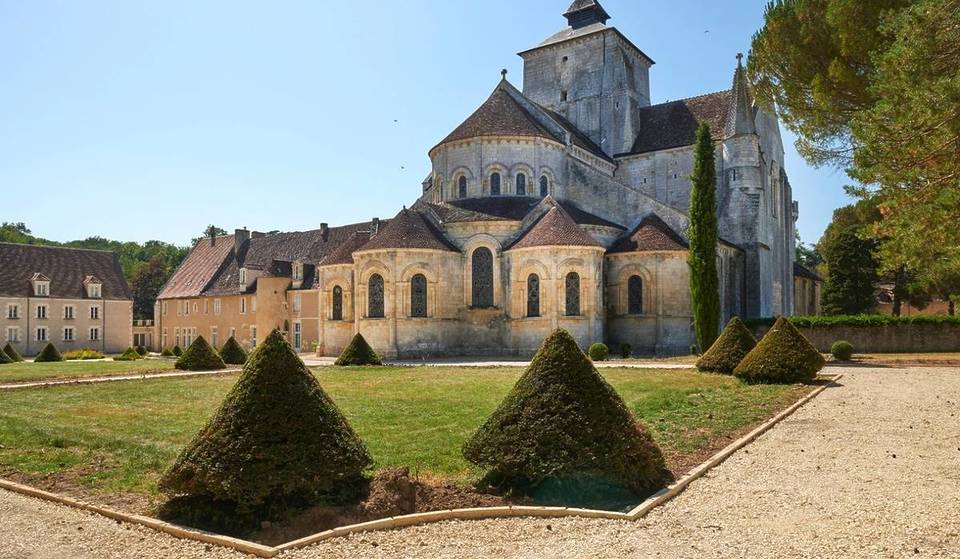Questa abbazia in stile romanico è stata costruita quasi 1000 anni fa ed è raggiungibile in 3 ore da Parigi.