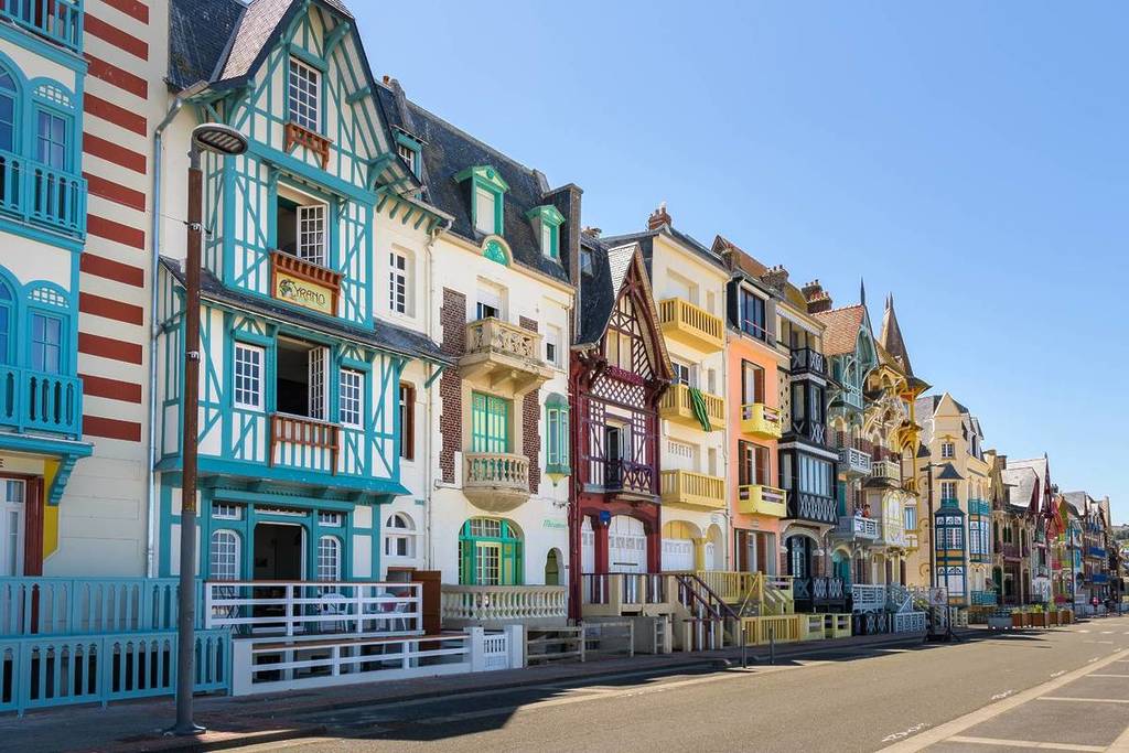 Moins connu qu’Étretat, à 2 h 30 de Paris, ce village côtier élu 2ᵉ préféré des Français est la plus vieille station balnéaire de France