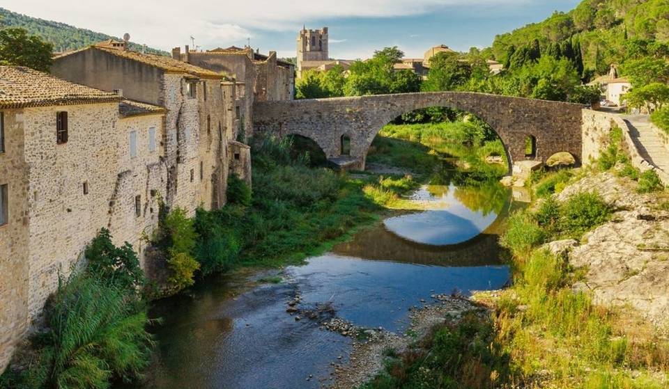Die 1200 Jahre alte Abtei ist ein architektonisches Juwel, das mit dem Zug von Paris aus erreichbar ist – sie liegt versteckt in einem der schönsten Dörfer Frankreichs.