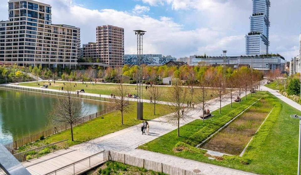 ¿Por qué nadie habla de este inmenso parque de 10 hectáreas en París? ¡Un oasis de verdor desconocido, rodeado por un estanque natural de 3000 m²!