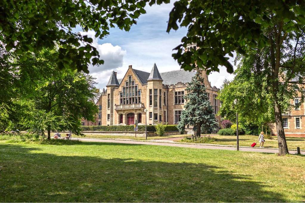 @shutterstock parque escondido París