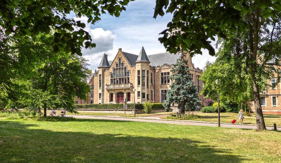 «Pensaba que era privado»: este parque de 35 hectáreas de vegetación, con más de 100 años de antigüedad, es el segundo más grande de París… y esconde dos obras de Le Corbusier.