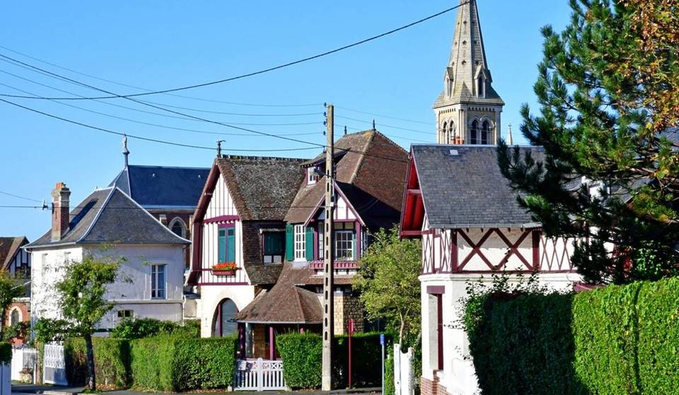 Diese „Perle” der normannischen Küste, 2,5 Stunden von Paris entfernt, hat Belle-Époque-Villen, die es so nur hier gibt.