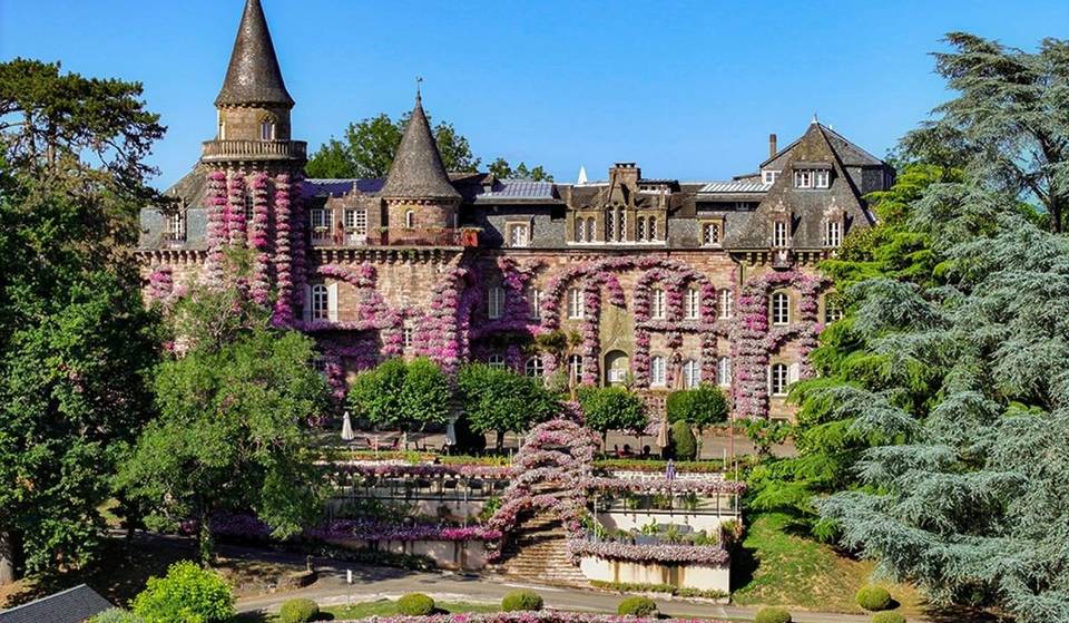 Dit romantische, met bloemen bedekte kasteel op een paar uur rijden van Parijs biedt een speciaal Valentijnsmenu aan.