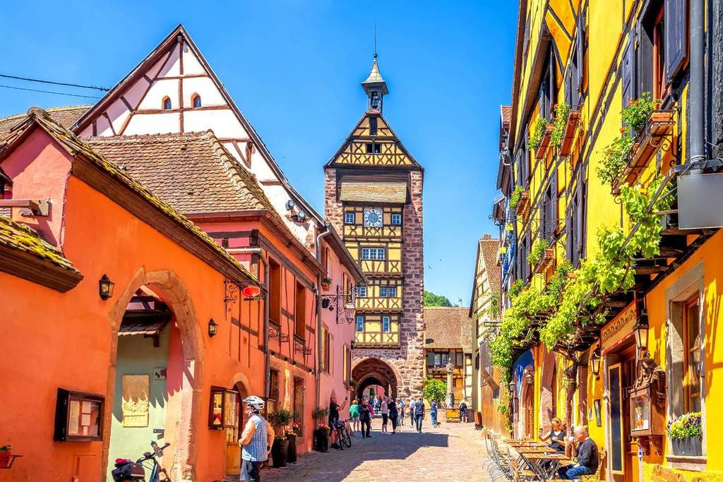 village médieval romantique Paris