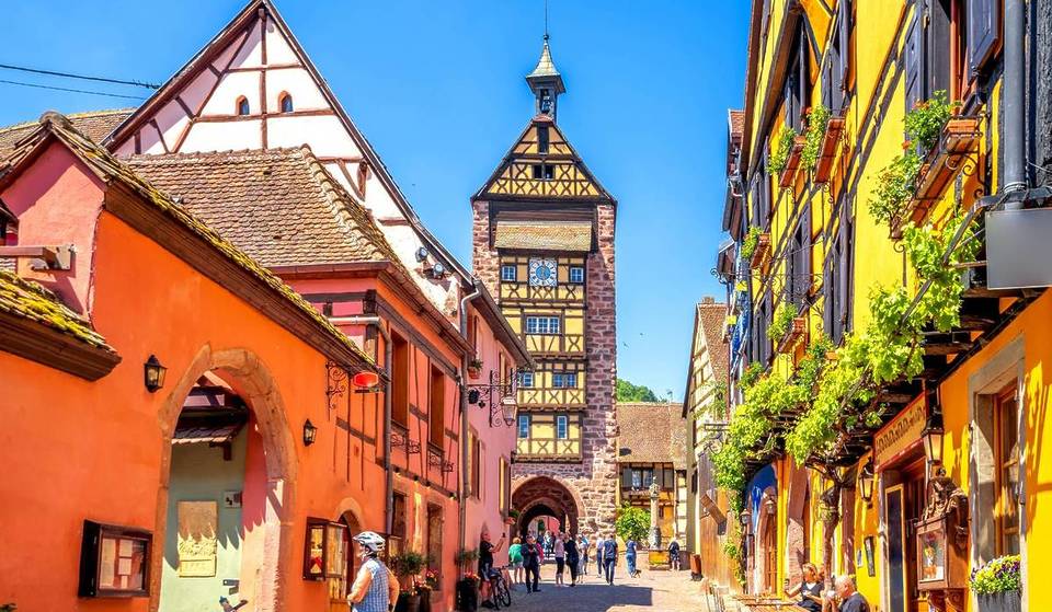 Op ongeveer 2 uur rijden van Parijs ligt dit super romantische middeleeuwse dorpje met amper 1000 inwoners, dat eruitziet als een sprookjesdecor… en het is de meest magische trip voor Valentijnsdag.