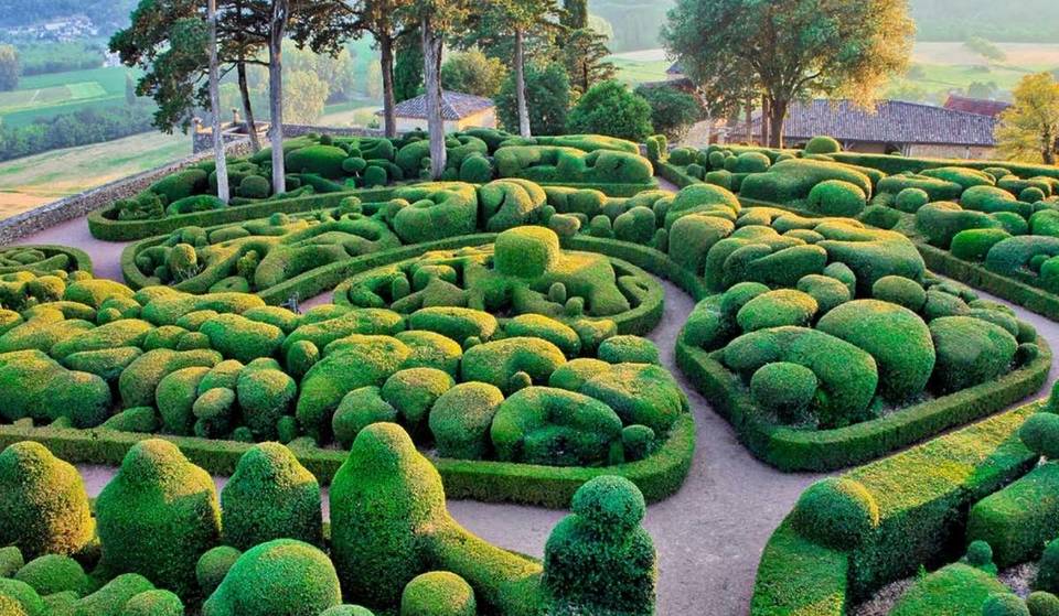 Deze betoverende hangende tuin ligt op een steenworp afstand van Parijs en telt 150.000 met de hand gesnoeide eeuwenoude buxusstruiken. Het uitzicht over de vallei is een van de mooiste van Frankrijk.