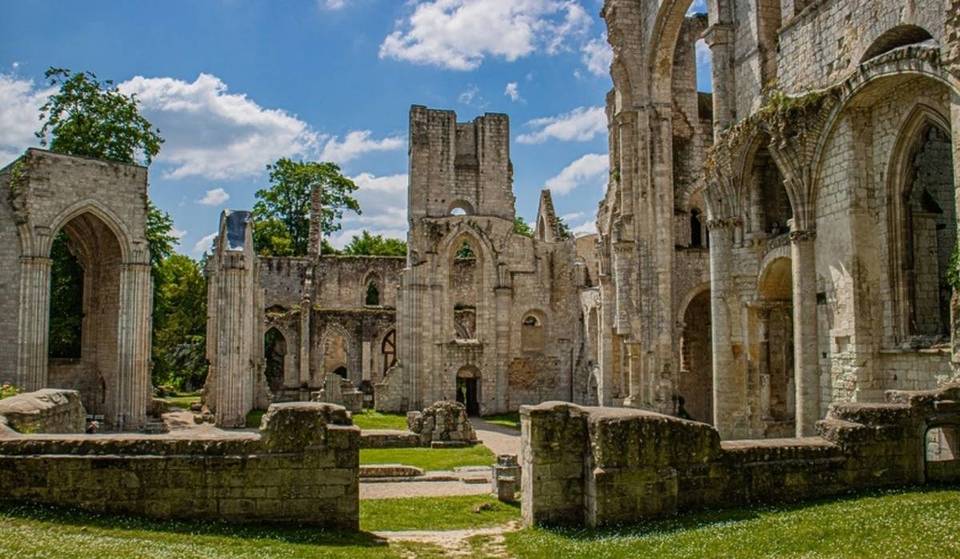 Diese spektakuläre Abtei, die als „schönste Ruine Frankreichs” bezeichnet wird, liegt nur wenige Stunden von Paris entfernt.