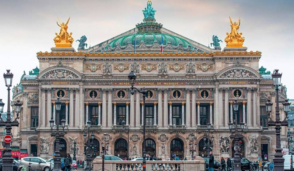 An diesem Donnerstag gibt’s eine kostenlose Verteilung von Blumen und Macarons zum Valentinstag an der Opéra.