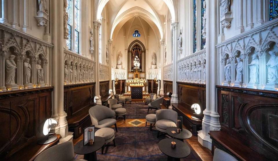 Diese Speakeasy-Bar, die sich ganz dem Rum verschrieben hat, versteckt sich im Herzen einer entweihten Kapelle in der Region Île-de-France.