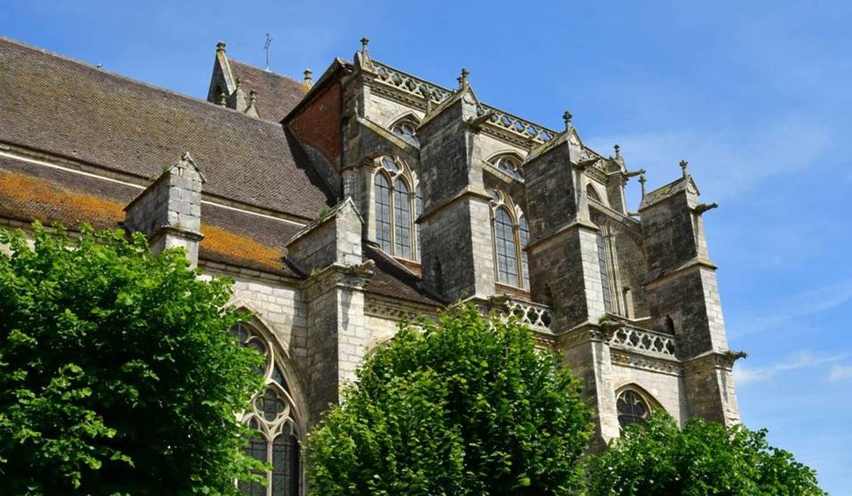 Dieses Dorf mit weniger als 400 Einwohnern hat eine riesige Kirche, die (fast) niemand in der Île-de-France kennt.