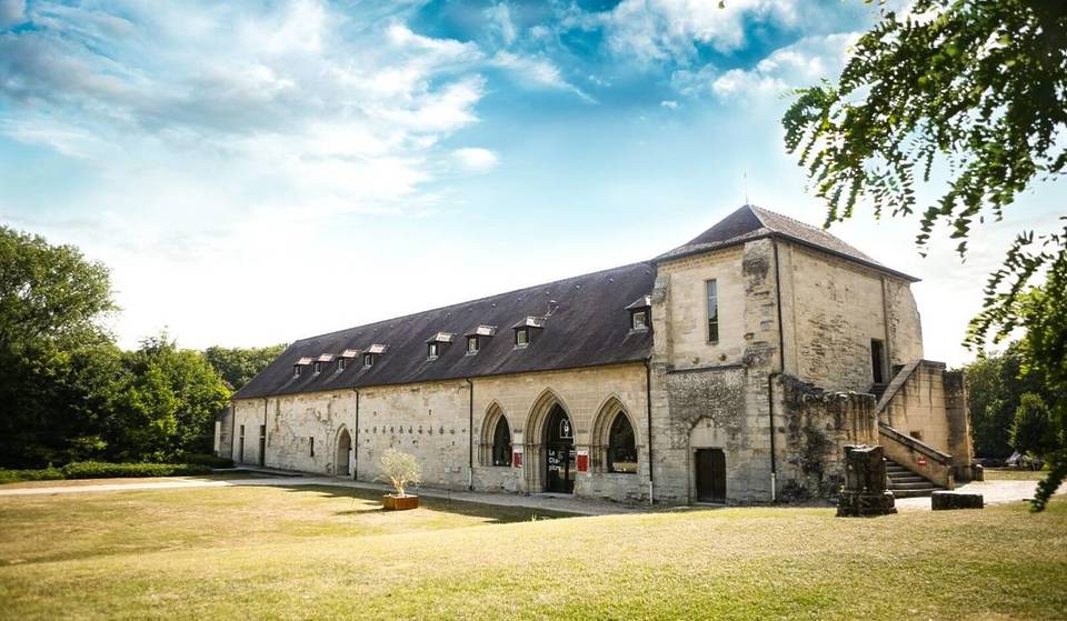 30 Minuten von Paris entfernt, wurde dieses gotische Wunderwerk zu einem Zentrum für zeitgenössische Kunst (und der Eintritt ist kostenlos).