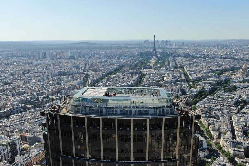 Het hoogste terras van Parijs, dat al meer dan 50 jaar open is, gaat voor een paar jaar dicht… en je hebt nog maar een paar weken om te genieten van het geweldige 360°-uitzicht.