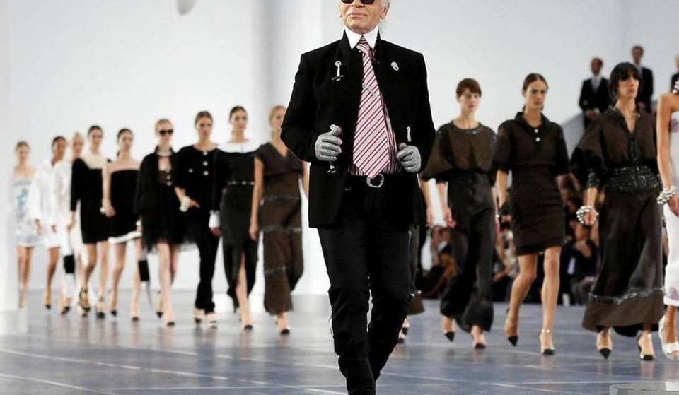 In Parijs worden meer dan 300 iconische Chanel-stukken van Karl Lagerfeld twee dagen lang gratis tentoongesteld… voordat ze worden geveild.