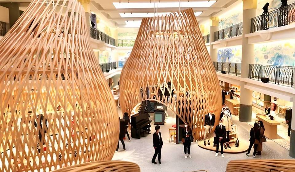In het 6e arrondissement van Parijs is dit oude art-decopool, dat op de monumentenlijst staat, omgetoverd tot een spectaculaire luxe boetiek… en de originele inrichting is nog steeds te zien.