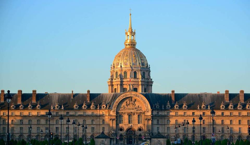Aan de voet van Les Invalides is deze nieuwe bouillon met mini-prijzen net geopend, en het zou wel eens het meest gewilde adres van het 7e arrondissement kunnen worden
