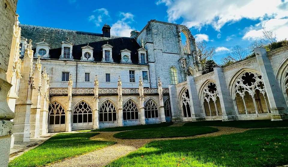 Questa abbazia millenaria a 2 ore da Parigi ha attraversato i secoli e rimane uno dei monasteri benedettini più importanti di Francia.