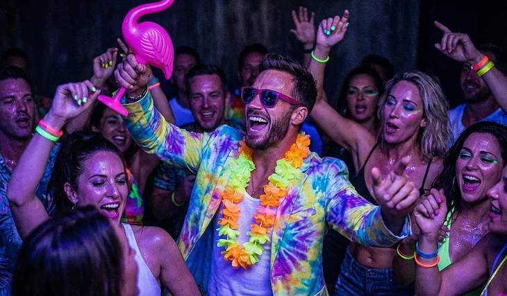 Da rave aos anos 90: este conceito de noite louca em Paris transforma o Bingo numa experiência elétrica e sem filtros