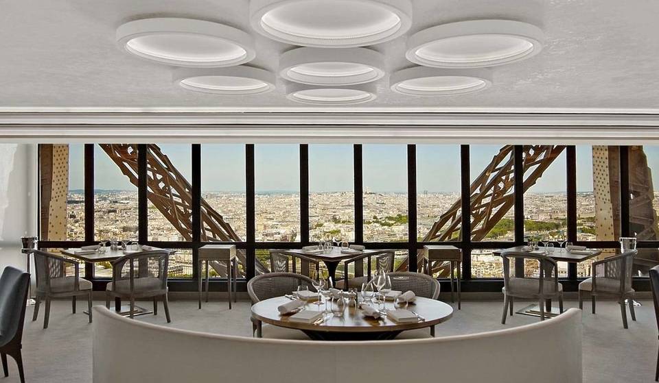 Dieses legendäre Restaurant, das zu den besten der Welt gewählt wurde, liegt in 125 Metern Höhe und bietet den spektakulärsten Blick auf Paris.