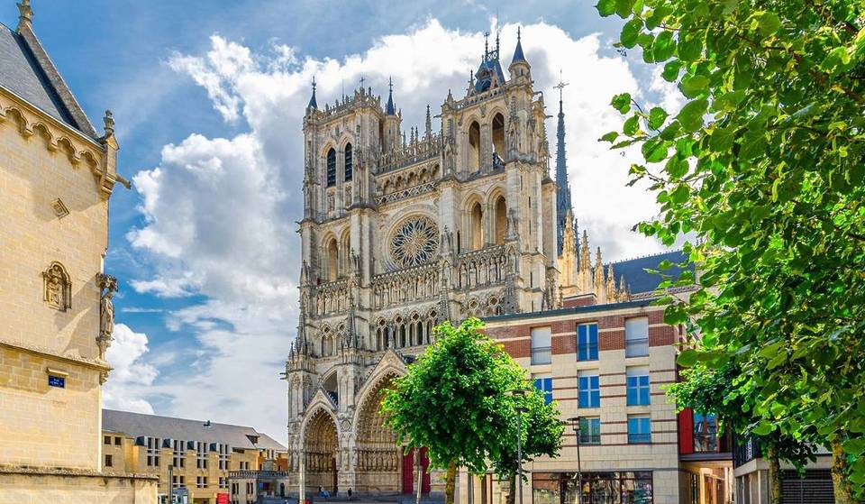 Nur eine Stunde von Paris entfernt, hat diese Stadt die größte gotische Kathedrale Frankreichs – ein Gebäude, das Notre-Dame de Paris in nichts nachsteht.