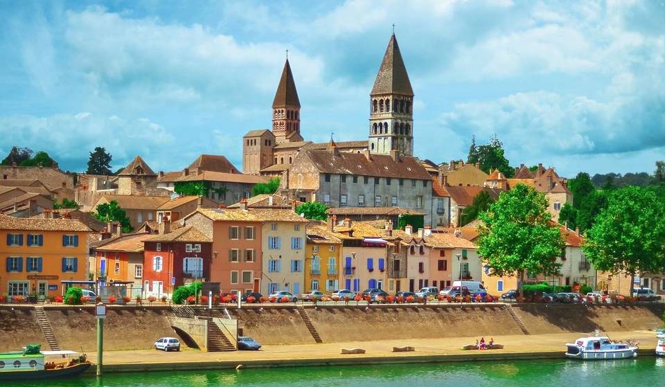 Op 3,5 uur rijden van Parijs ligt deze duizendjarige stad aan het water, waar een van de grootste romaanse kerken van Frankrijk staat — de ideale plek voor een weekendje weg in de lente.