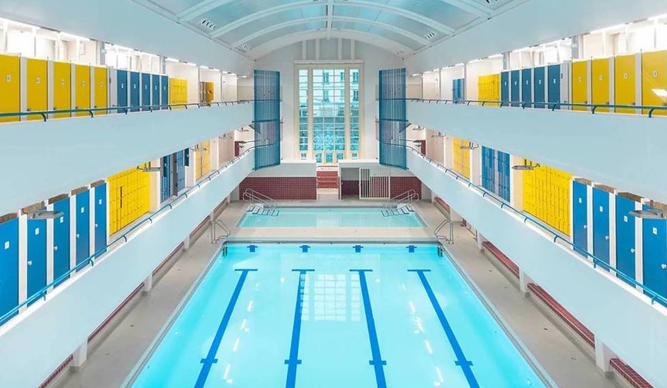 Over 140 years old, the oldest swimming pool in Paris has just reopened after years of closure… and its spectacular decor has remained intact.