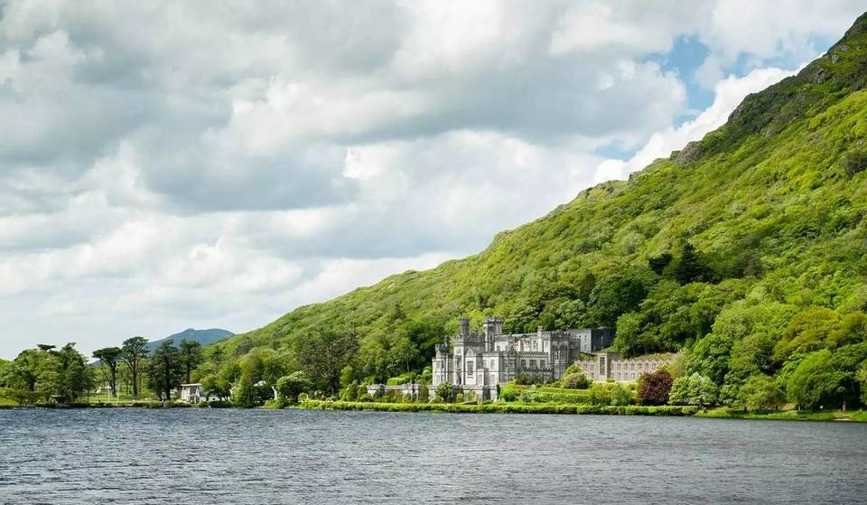 Questa abbazia sull’acqua è un vero gioiello neogotico, che si può visitare a poche ore da Parigi.
