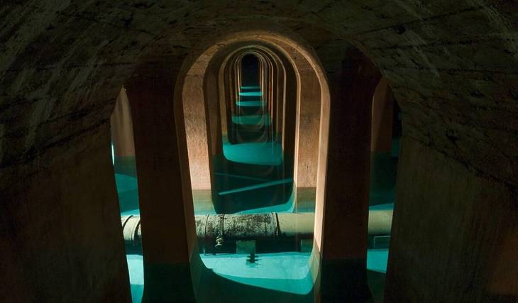 “200,000 m3 of water beneath our feet”: this gigantic reservoir, invisible from the surface, has been supplying the capital for over 150 years.