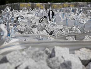 Pocos parisinos lo saben: esta tienda escondida en el Ayuntamiento vende auténticos adoquines y placas de calles de la capital.
