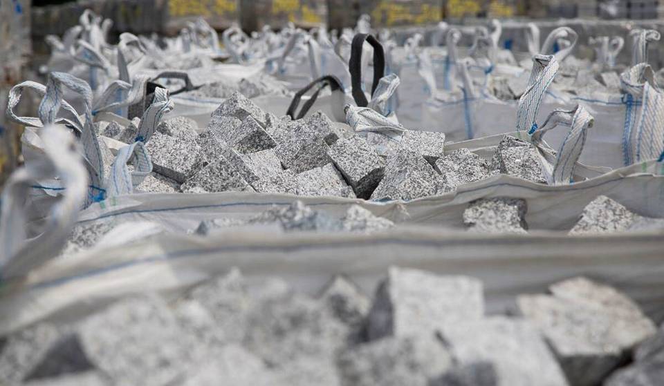 Poucos parisienses sabem: esta loja escondida na Câmara Municipal vende verdadeiros paralelepípedos e placas de rua da capital.