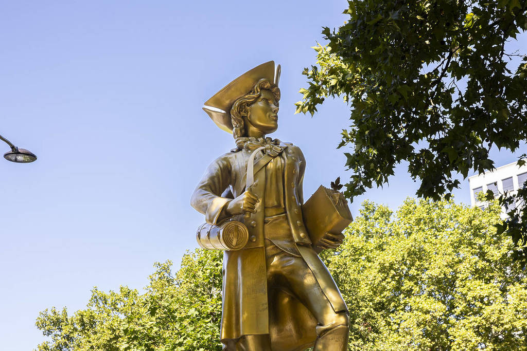 estatuas doradas de mujeres París 8 de marzo
