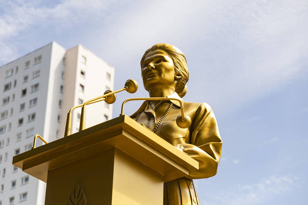 Diez estatuas doradas de mujeres feministas que se pueden ver gratuitamente el 8 de marzo en París.