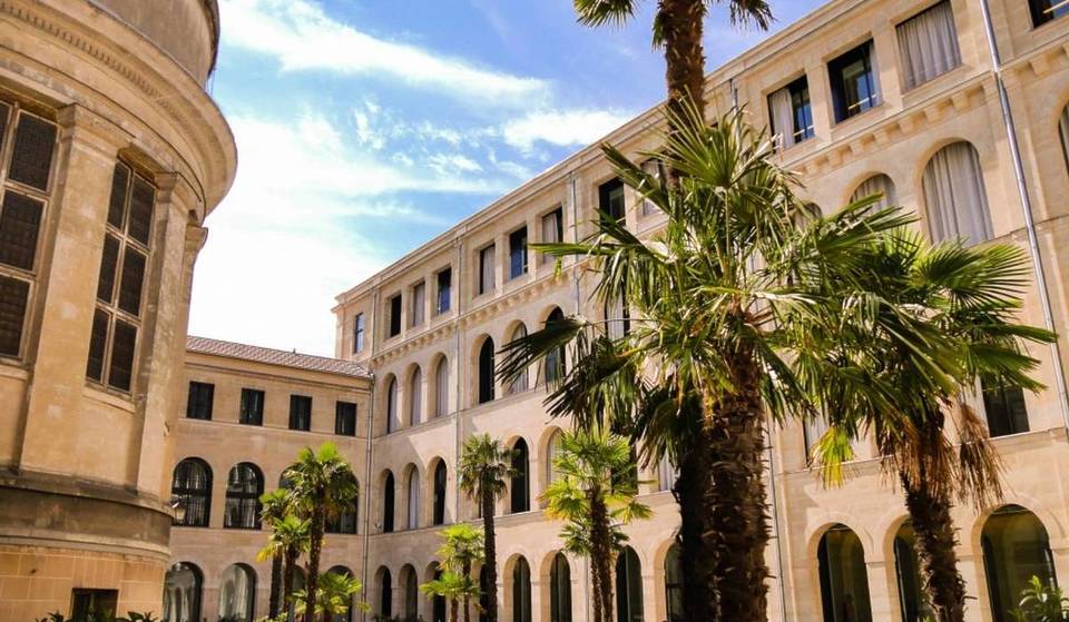 In het 10e arrondissement van Parijs herbergt deze voormalige gevangenis vandaag de dag een prachtige, atypische bibliotheek van 2600 m² en een onverwachte mediterrane tuin.